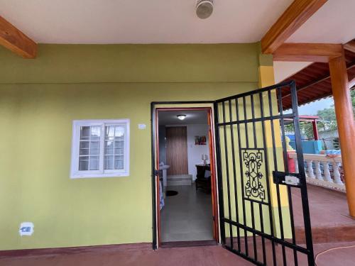 an open door to a room with green walls at habitación full equipada cerca de playa 20minutos de la ciudad y centros comerciales y turísticos 10 minutos del aropuerto Panamá pasifico in ArraijÃ¡n