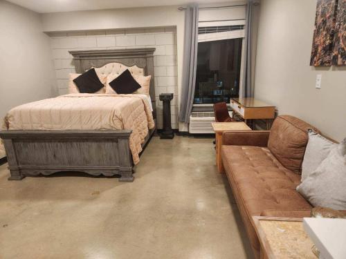 un dormitorio con una cama y un sofá en Studio 51, en Birmingham