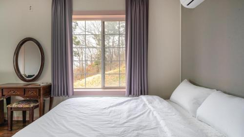 Postel nebo postele na pokoji v ubytování Seokmodo supsokbadapunggyeong pension