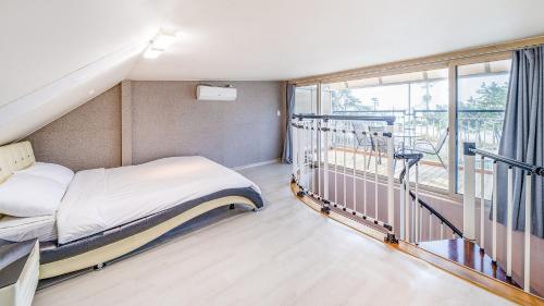 Postel nebo postele na pokoji v ubytování Boeryeong Rainbow Oceanview Pension