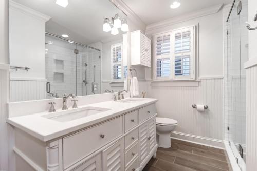 un bagno bianco con lavandino e WC di 302 Charleston by AvantStay Stunning Private Pool a Mount Pleasant