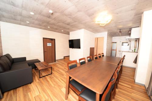 a living room with a table and a couch at ACTResidence第二 4室1バスルーム1シャワー3トイレ in Tokyo