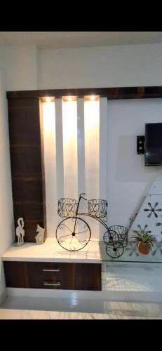 una stanza con tavolo con due sedie e specchio di ChandrajyotiVilla 4 All New looks 2BHK Apartment a Nagpur