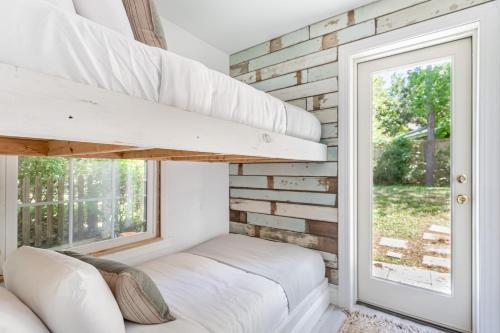 Un pat sau paturi într-o cameră la Cast Away by AvantStay Stunning Modern Home Near Beach w Two Kitchens