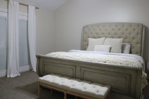 Postel nebo postele na pokoji v ubytování Luxury Stay Near IAH 3BD 2Bath Office with Amenities