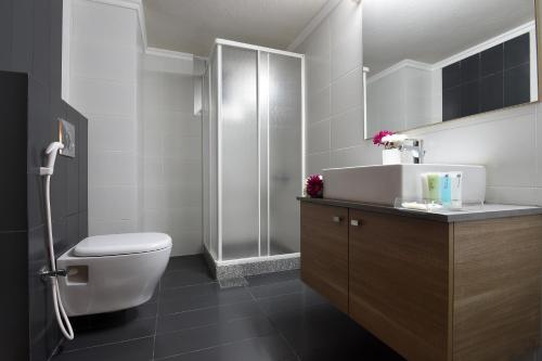 Koupelna v ubytování Byblostar Hotel