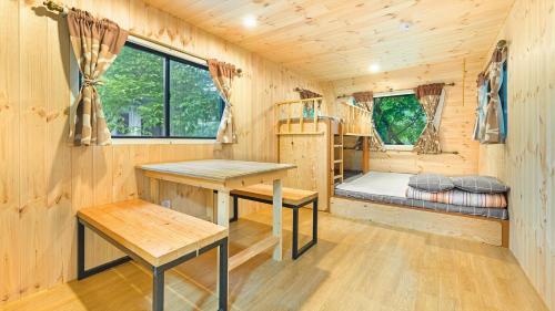 加平Gapeyong Donghwa Caravan的小木屋设有2张桌子和1张床