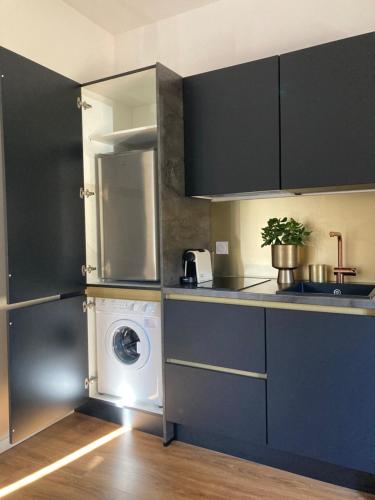 una cocina con lavadora y lavadora en STUDIO SPACIEUX TOUT CONFORT CITE IMPERIALE, en Ajaccio