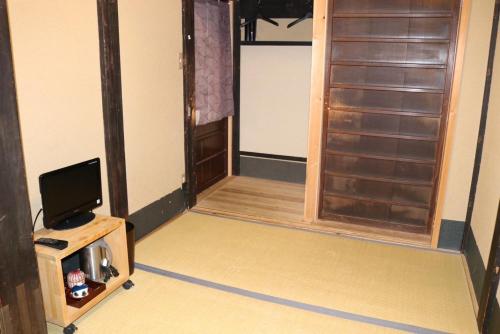 Una televisión o centro de entretenimiento en Nagomi-Ryokan Yuu