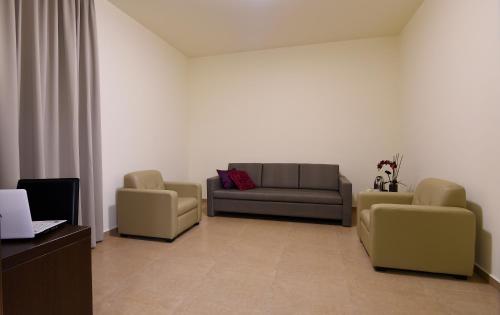 Χώρος καθιστικού στο Byblostar Hotel