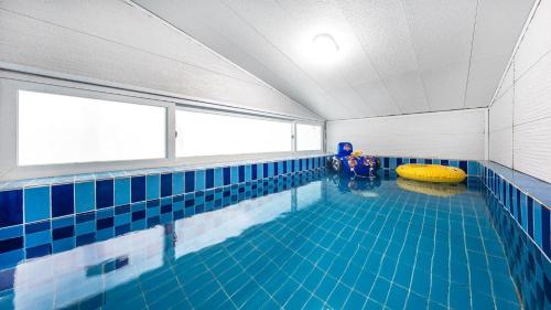 ein Schwimmbad mit einer Person im Wasser in der Unterkunft Yangpyeong Smile Caravan Pension in Yangpyeong