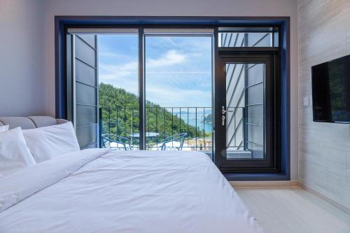 Postel nebo postele na pokoji v ubytování Namhae Palace1470 Pension