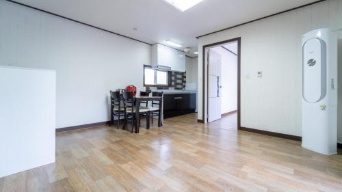 Η κουζίνα ή μικρή κουζίνα στο samcheok deulre pension