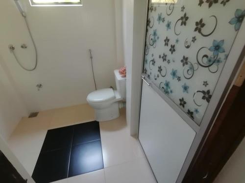 ein kleines Badezimmer mit Toilette und Dusche in der Unterkunft Shine View in Dikwella