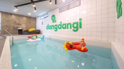 Foto dalla galleria di Gapyeong Dangdangi Pet Poolvilla Blue a Gapyeong