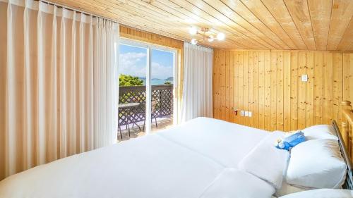 Giường trong phòng chung tại Yeosu Dangdangi Dog Family Pension Gold