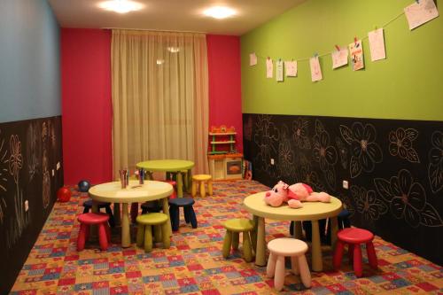 Dětský klub v ubytování Radina's Way Hotel