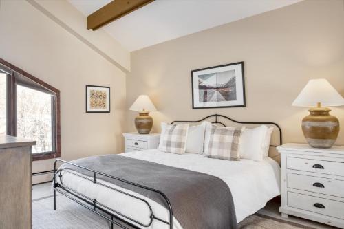 Postel nebo postele na pokoji v ubytování Cloud 9 by AvantStay Located at the Base of Vail Ski Resort w Community Pool Hot Tub