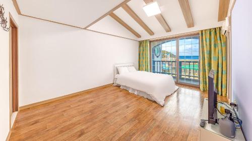 Postel nebo postele na pokoji v ubytování Taean Hagampo Rendezvous pension