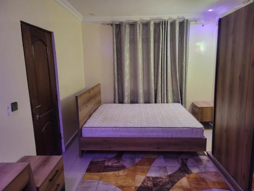 En eller flere senge i et værelse på Konde Guest