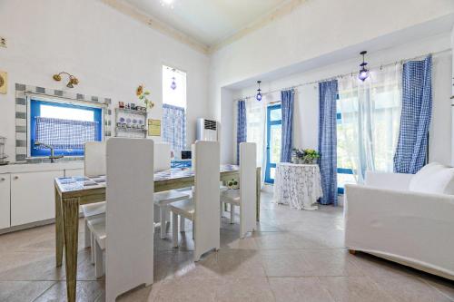 Una cocina y un comedor con mesa y sillas. en Ganghwa Picnic Pension, en Incheon