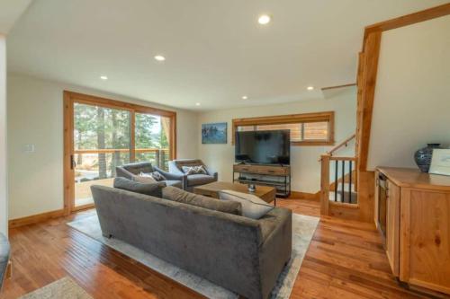 a living room with a couch and a television at Henderson by AvantStay Lake View Walk to Beach Garwoods More in Carnelian Bay