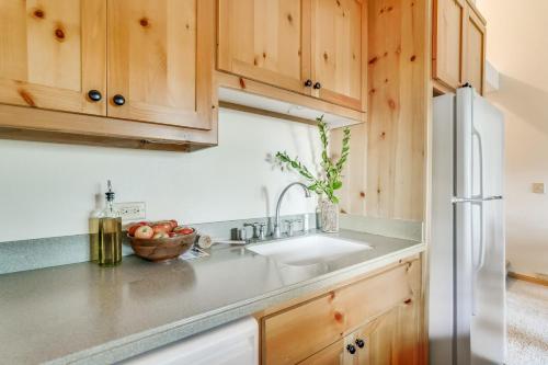 Η κουζίνα ή μικρή κουζίνα στο Sierra by AvantStay Ski In Ski Out Near Truckee w Access to Northstar Resort Community
