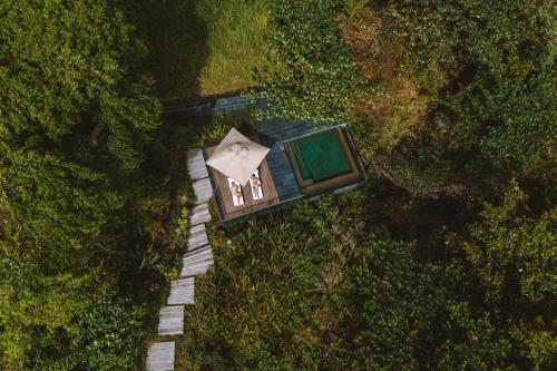 Letecký snímek ubytování Six Senses Krabey Island