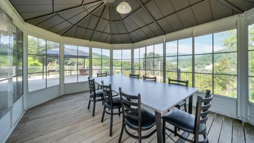 a dining room with a table and chairs at Gapyeong Yeonkkocchosu Pet Pension in Gapyeong