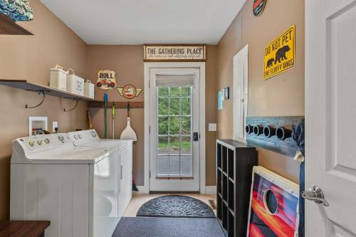 a laundry room with a washer and dryer at Chalet on Chalet by AvantStay Bright Cabin w Deck Fire Pit Near Lake in Lake Harmony