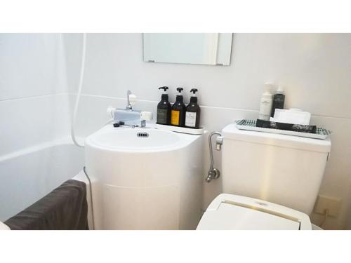 川崎市にあるSun Royal Kawasaki - Vacation STAY 98713vの洗面台とトイレを備えた白いバスルーム
