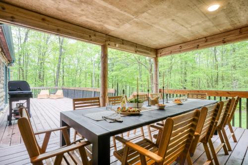 a large screened porch with a table and chairs at Half Moon by AvantStay 4BR Cabin w Large Deck Yard w Patio Outdoor Dining in Great Barrington