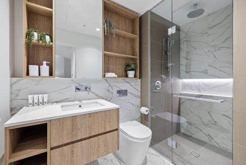 Un baño con ducha, inodoro y lavabo. en New Central CBD, Pool, Gym, Wifi, en Melbourne