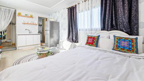 Postel nebo postele na pokoji v ubytování Jeju Kkothyanggi Badasori Pension