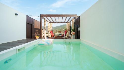 Bazén v ubytování Yangyang Labianrose Poolvilla nebo v jeho okolí