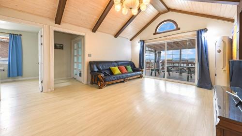 una sala de estar con un sofá y una mesa en Ganghwa Daeun pension, en Incheon