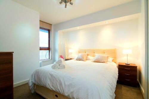 Llit o llits en una habitació de Mitchell Street Glasgow Apartment