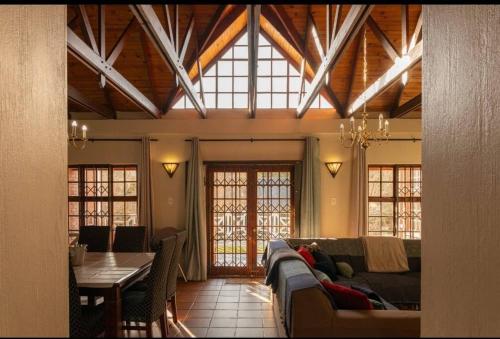 una sala de estar con un sofá y una mesa en Clarens Charm, en Clarens