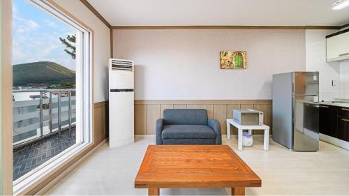 Η κουζίνα ή μικρή κουζίνα στο Geoje Youngsu Pension