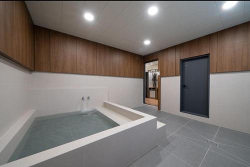 a large bathroom with a large tub in a room at No25 Hotel Naeoe in Gimhae