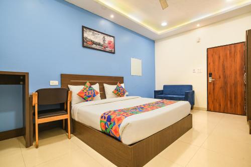 Ένα ή περισσότερα κρεβάτια σε δωμάτιο στο FabHotel Shrivalli
