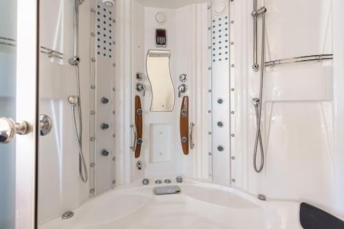 bagno con vasca e cabina doccia. di Paddington by AvantStay Cozy Chic Ski Lodge Mins from Mountain a Breckenridge