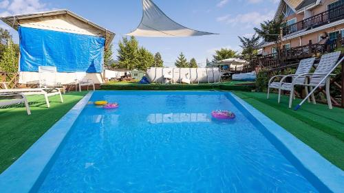 Bazén v ubytování Gapyeong Dochi Vill Pension nebo v jeho okolí