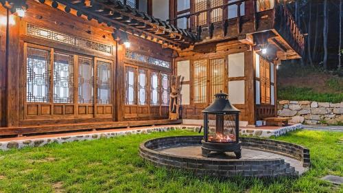 Сад в Gangneung Booyoonok Hanok Pension