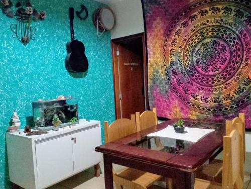 una sala da pranzo con tavolo e un acquario sul muro di Área 51 Hospedaria - STL a São Thomé das Letras
