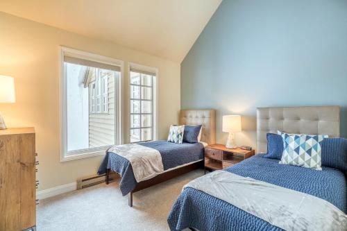 a bedroom with two beds and a window at Etta Place Too 113 by AvantStay Close to Town The Slopes In Complex w Communal Pool Hot Tub in Telluride