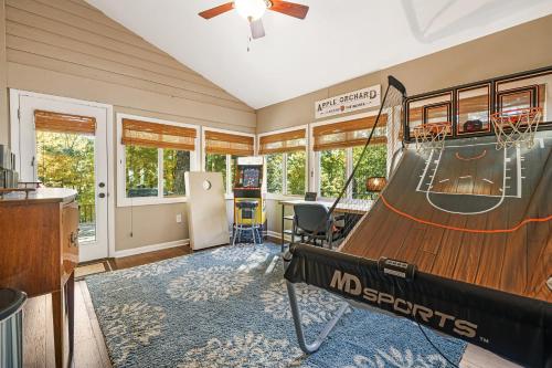 Ruang duduk di Cabin in the Sky by AvantStay Deck w Views