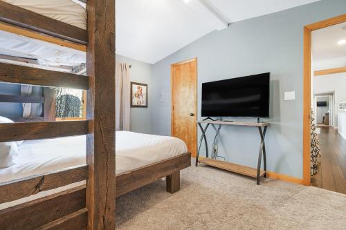 Katil atau katil-katil dalam bilik di Cabin in the Sky by AvantStay Deck w Views