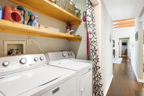 Dapur atau dapur kecil di Cabin in the Sky by AvantStay Deck w Views