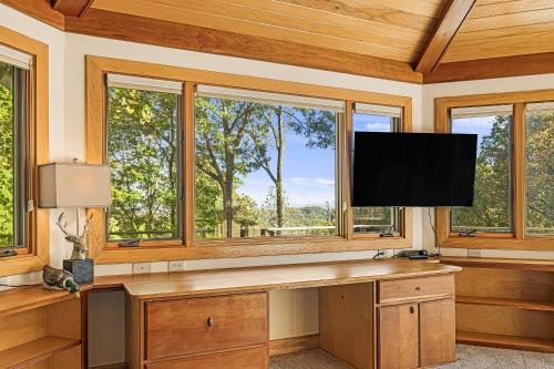 Televisyen dan/atau pusat hiburan di Cabin in the Sky by AvantStay Deck w Views